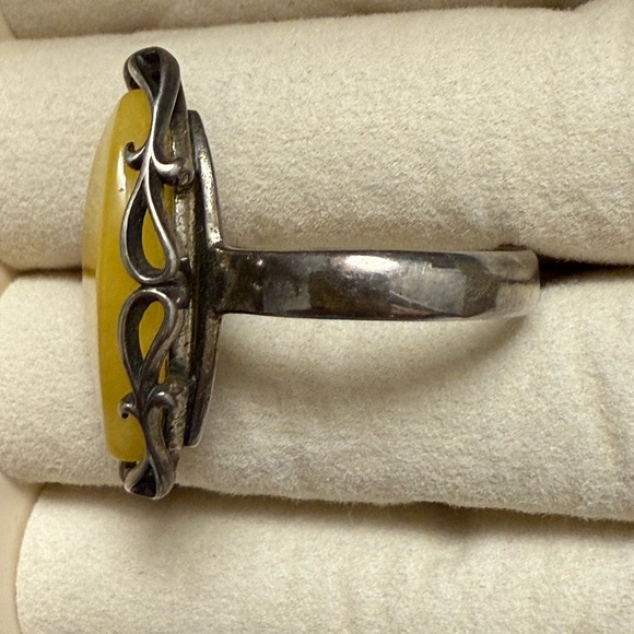 Large Amber Yellow Natural Ring with Vintage-Inspired Design - Picture 3 of 6